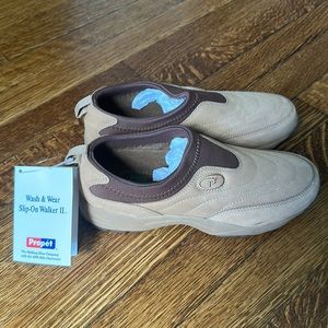 NWT Propét Wash & Wear Slip-on walker 2